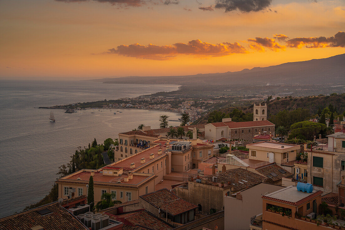 Blick von Taormina auf die Bucht von Naxos und das entfernte Giardini-Naxos bei Sonnenuntergang, Taormina, Sizilien, Italien, Mittelmeer, Europa