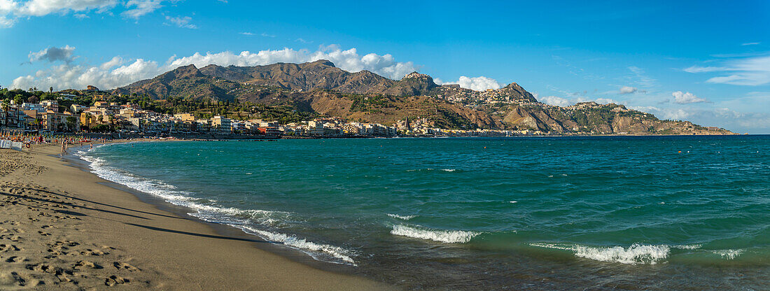 Blick auf Taormina und Castelmola vom Strand von Giardini Naxos aus gesehen, Sizilien, Italien, Mittelmeer, Europa