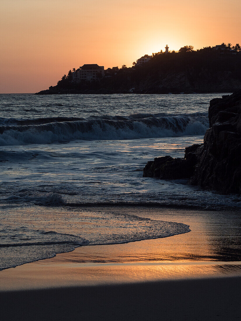 Sonnenuntergang hinter dem Leuchtturm von Puerto Escondido, Puerto Escondido, Oaxaca, Mexiko, Nordamerika