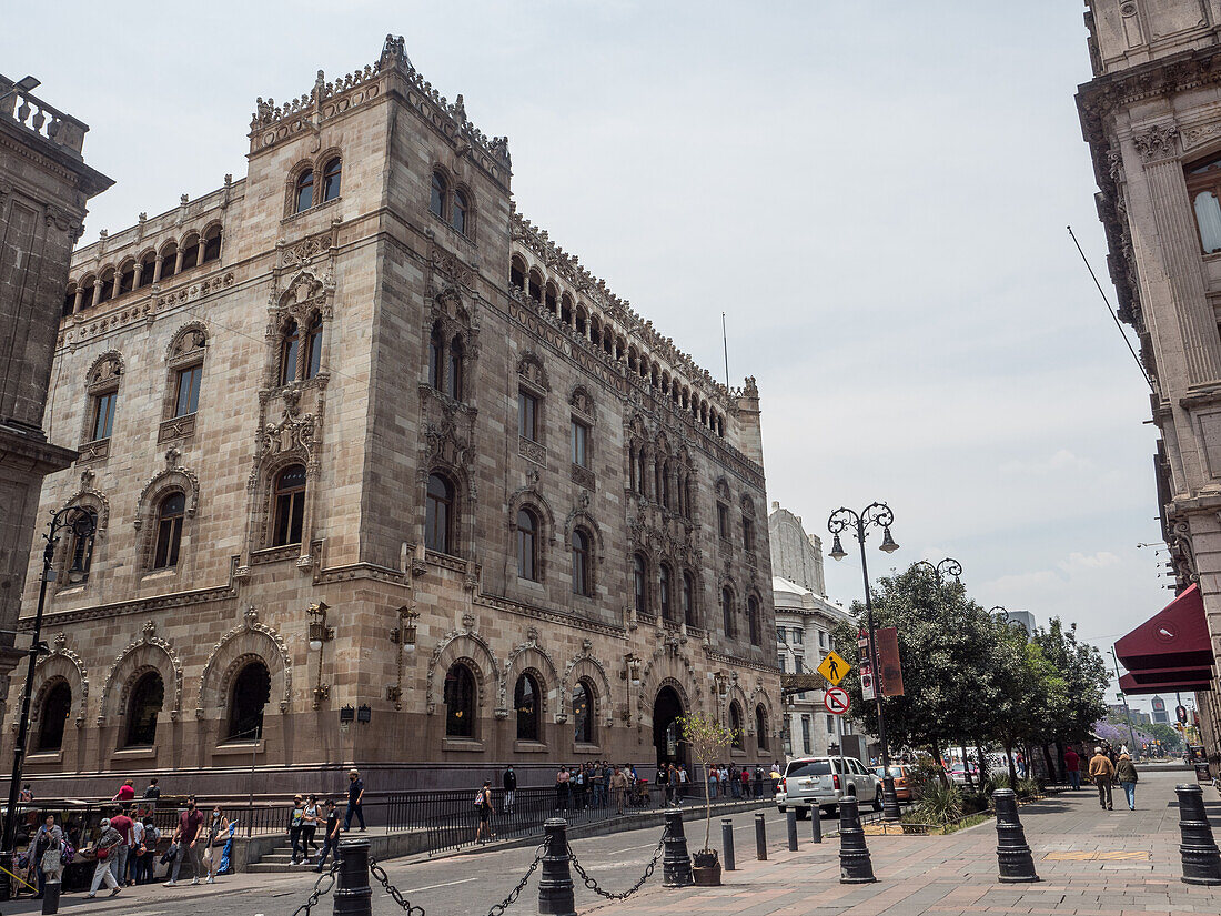 Der aufwändige Postpalast (Palacio de Correos de Mexico) aus dem Jahr 1907, der immer noch als zentrales Postamt dient, Mexiko-Stadt, Mexiko, Nordamerika