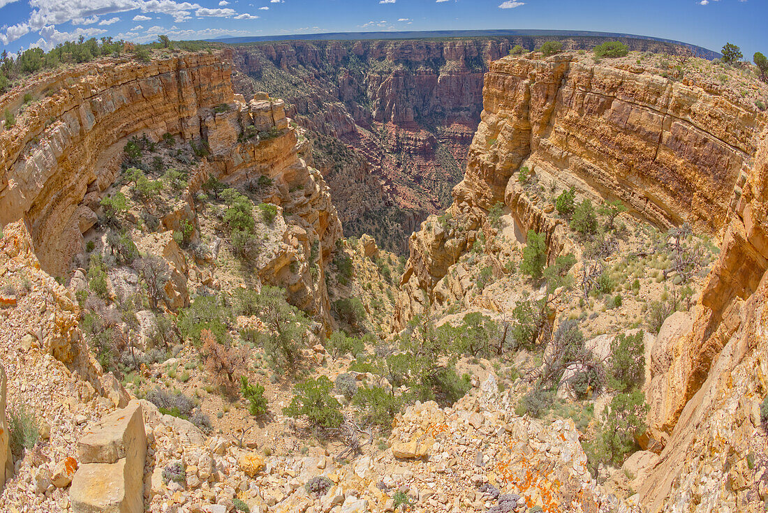 Fischaugenblick auf eine tiefe Schlucht in der Nähe des Papago Point am Grand Canyon mit dem Zuni Point in der Ferne, Grand Canyon National Park, UNESCO-Weltnaturerbe, Arizona, Vereinigte Staaten von Amerika, Nordamerika