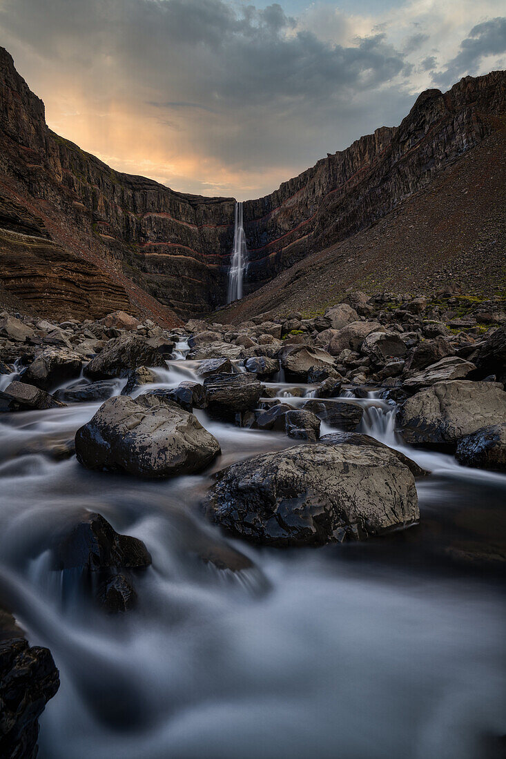 Hengifoss-Wasserfall bei Sonnenuntergang, Island, Polarregionen