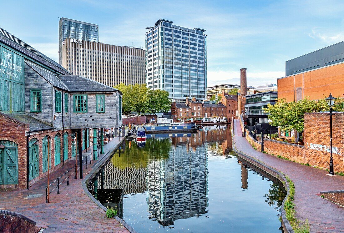 Birmingham Canal at Gas Street, Central Birmingham, West Midlands, United Kingdom, Europe