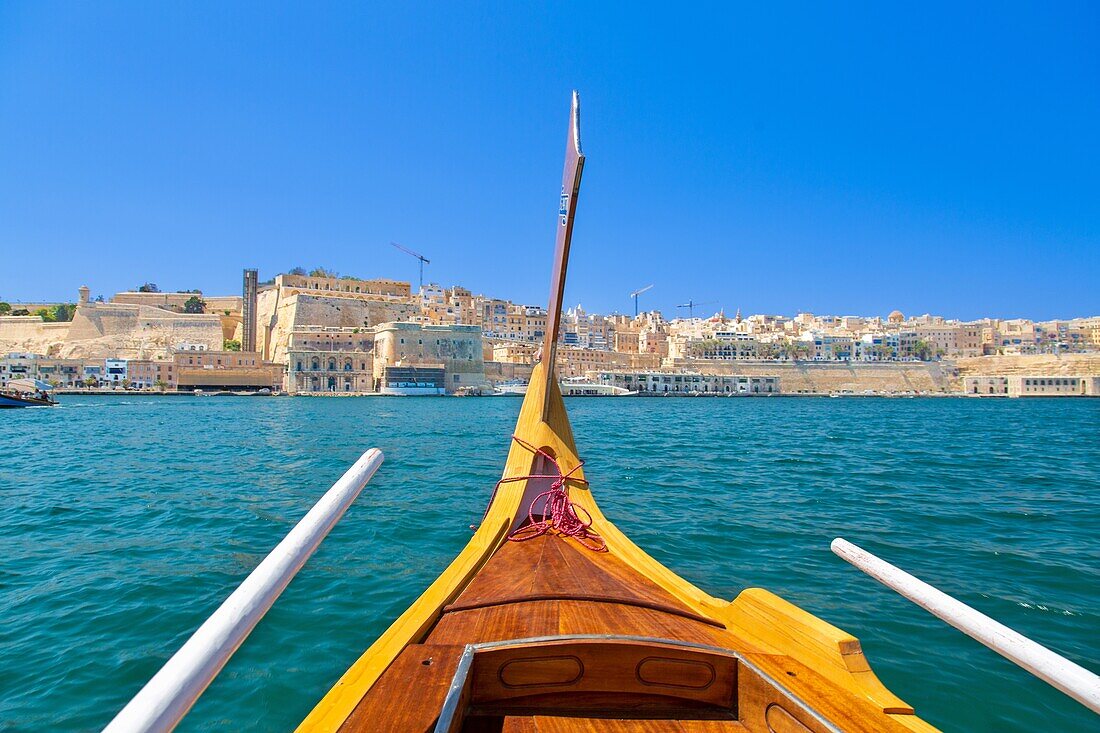 Traditionelles Wassertaxi, das den Grand Harbour durchquert, Valletta, Malta, Mittelmeer, Europa