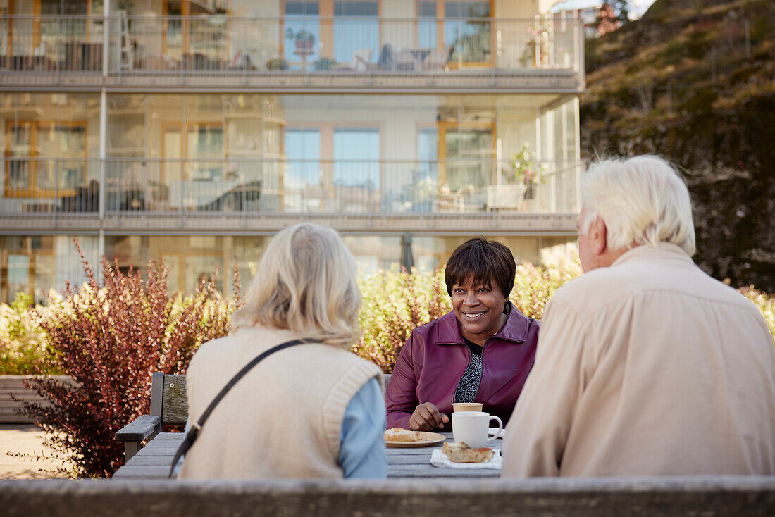 Menschen, die zusammen Kaffee trinken