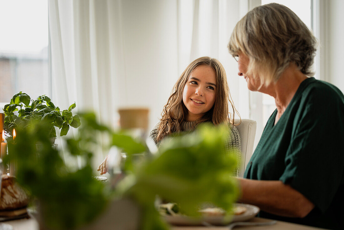 Familie beim Abendessen zu Hause