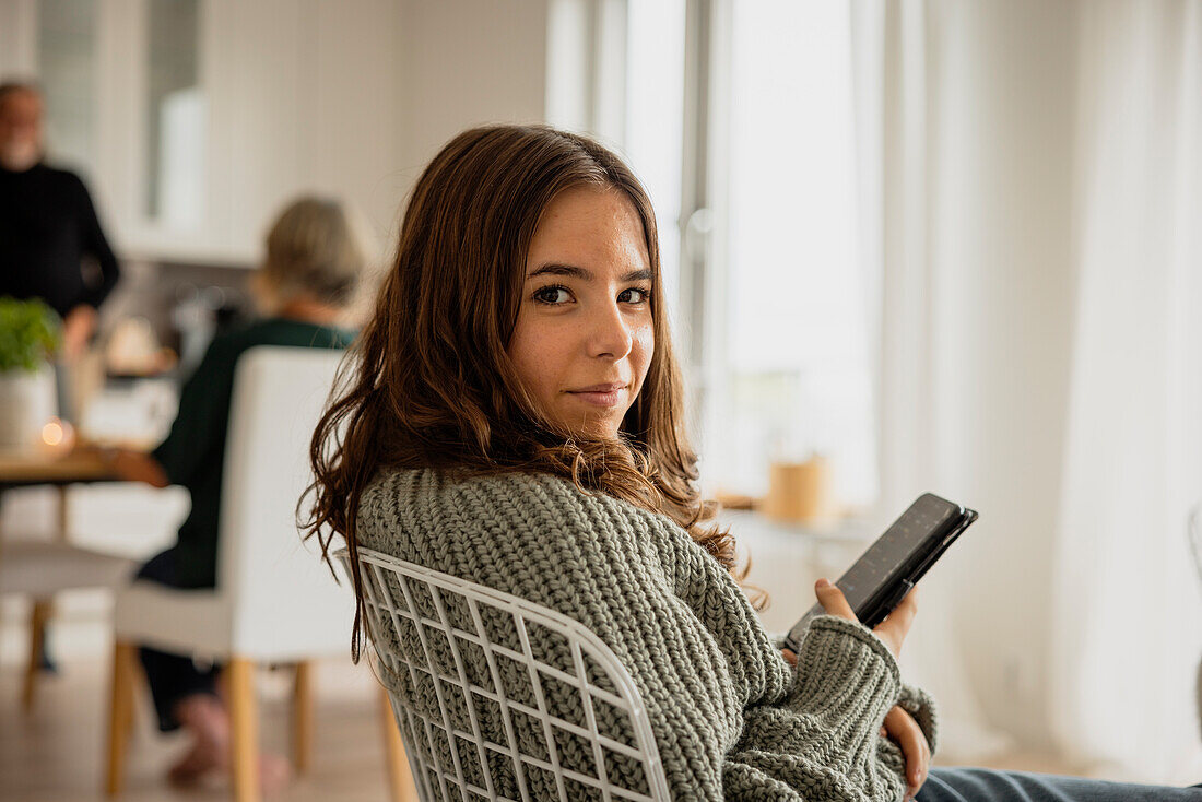 Porträt eines Mädchens, das ein Smartphone benutzt