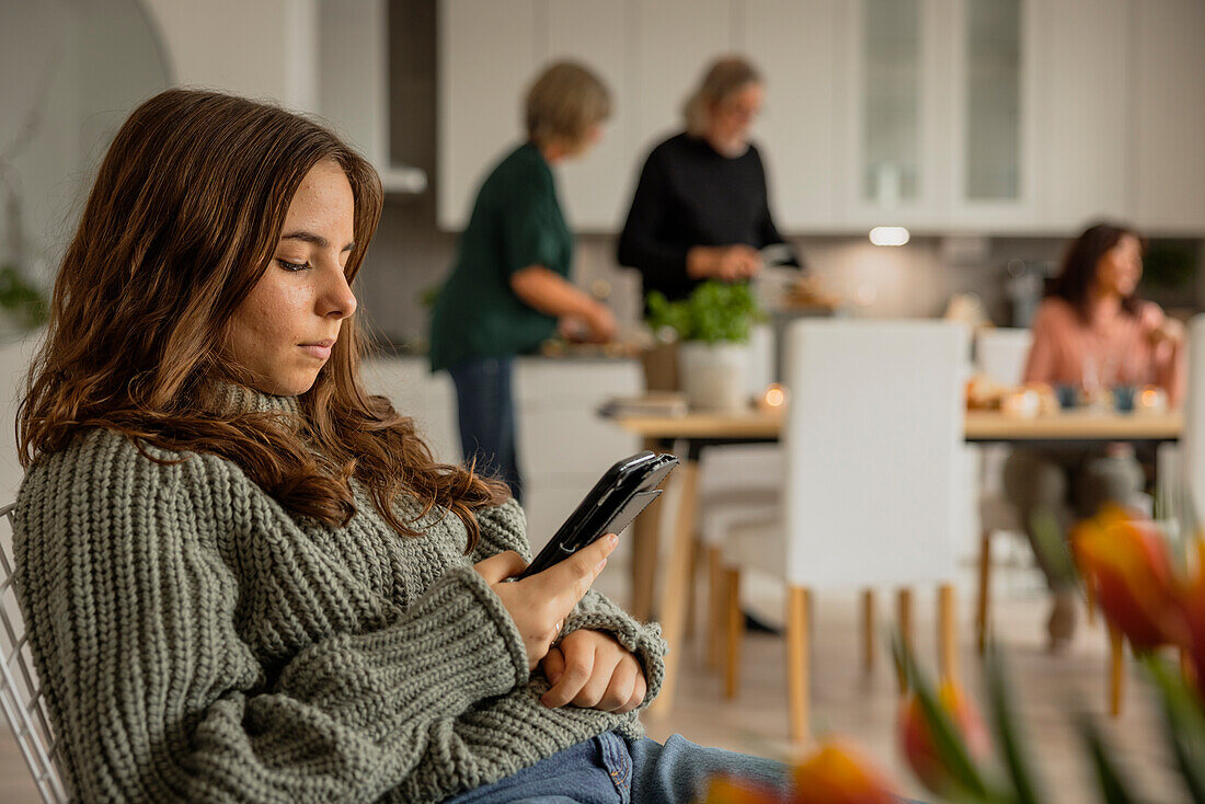 Teenager-Mädchen benutzt Smartphone zu Hause