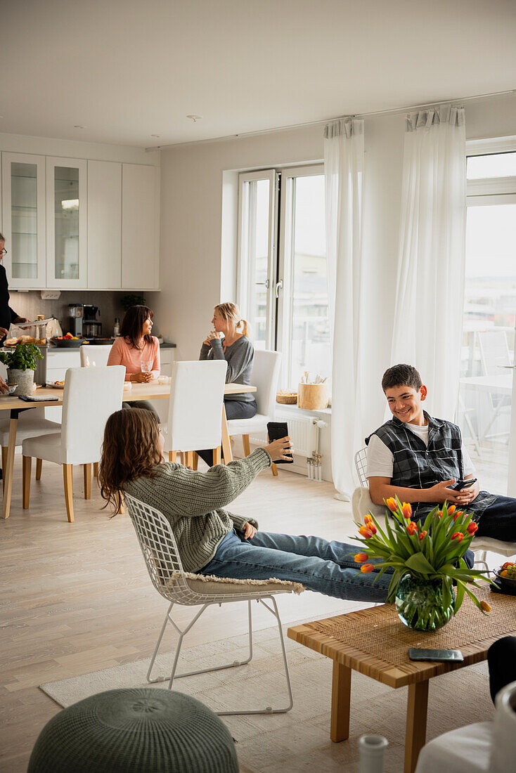 Familie entspannt im Wohnzimmer