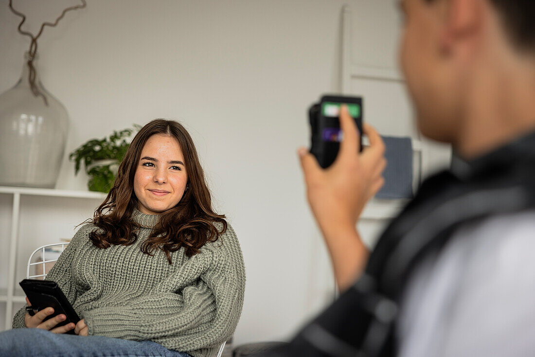 Junge zeigt Schwester das Smartphone