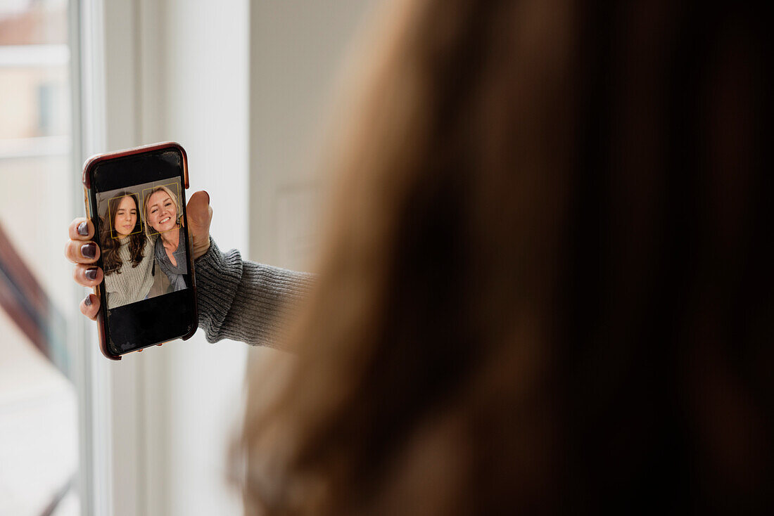 Mutter und Tochter machen ein Selfie