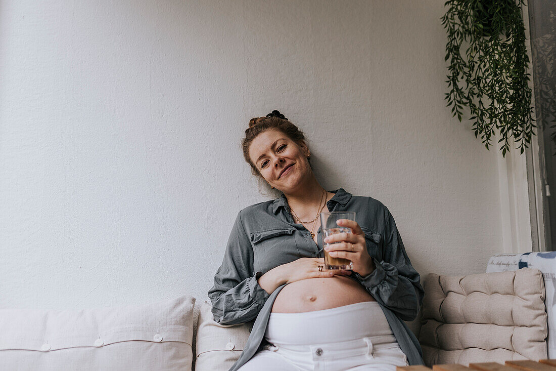 Porträt einer lächelnden schwangeren Frau