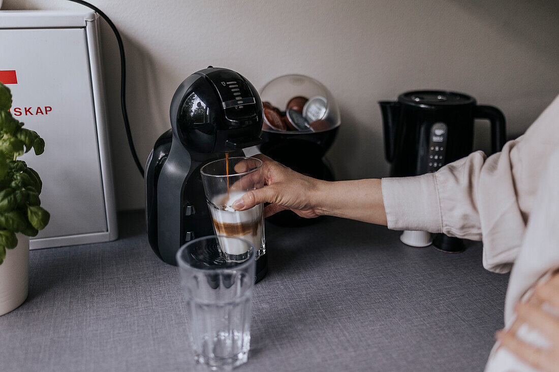 Frau bereitet Kaffee zu