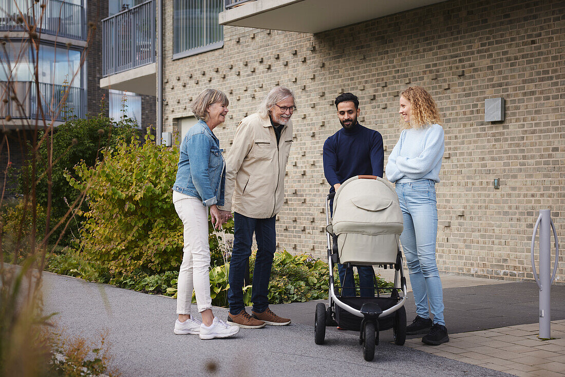 Menschen vor einem Wohnblock