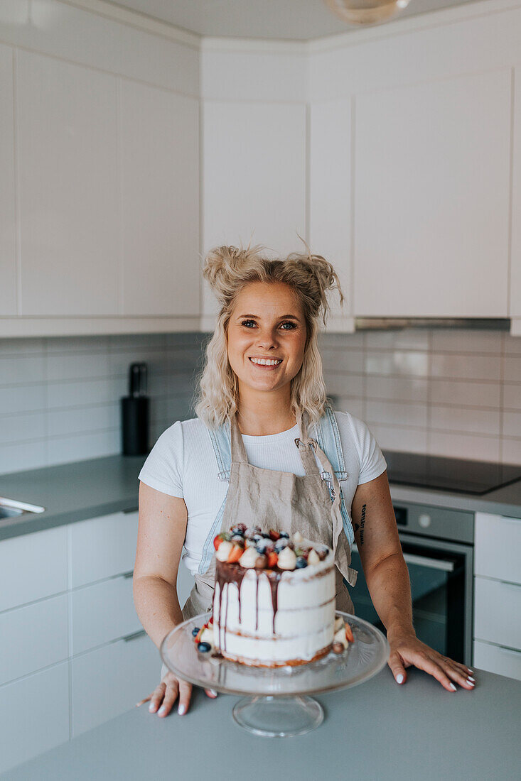 Frau in der Küche mit Kuchen