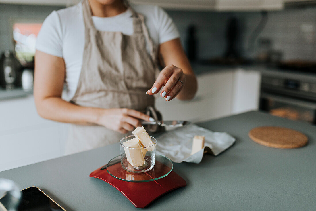 Frau wiegt Butter