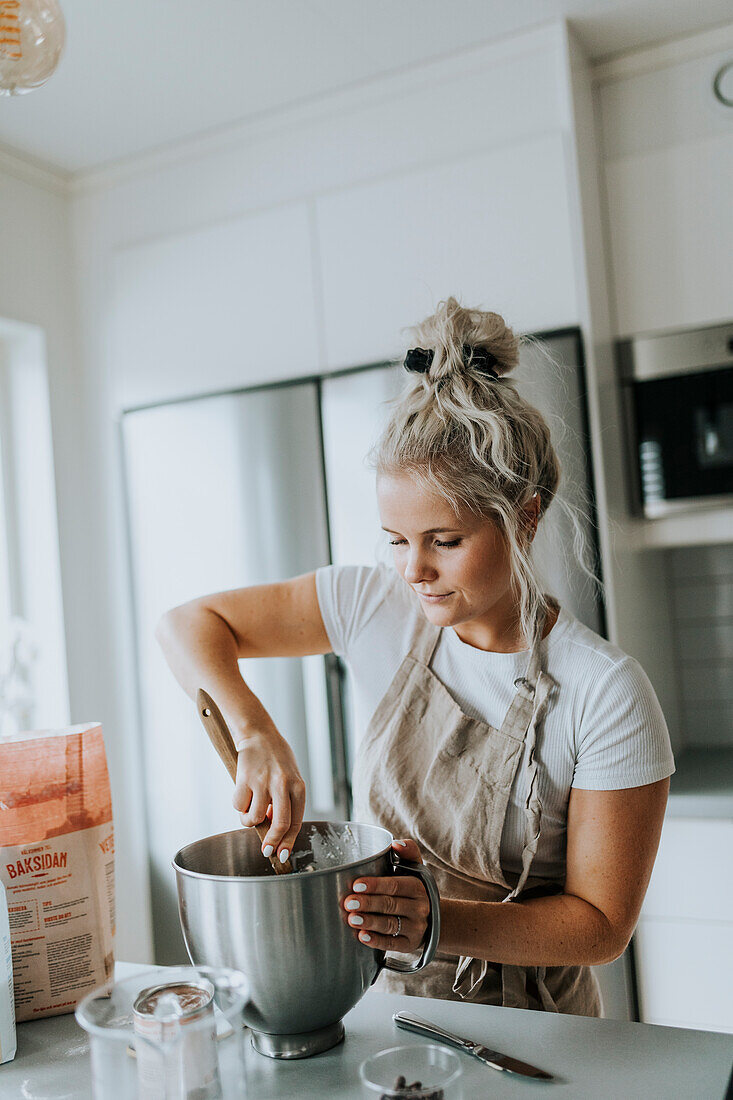 Frau beim Backen in der Küche