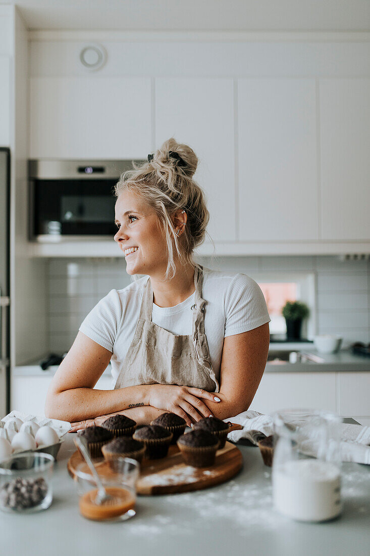 Frau beim Backen in der Küche