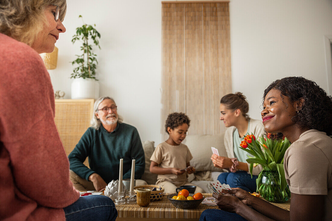 Familie spielt Karten zu Hause