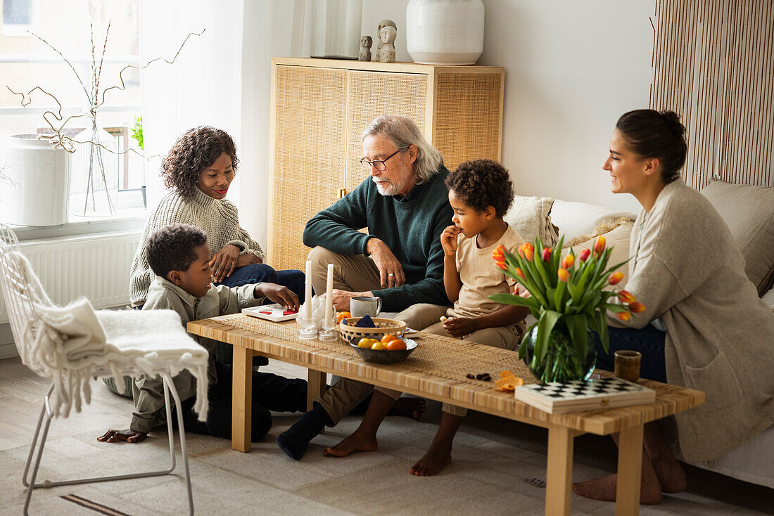 Familie verbringt Zeit zusammen im Wohnzimmer