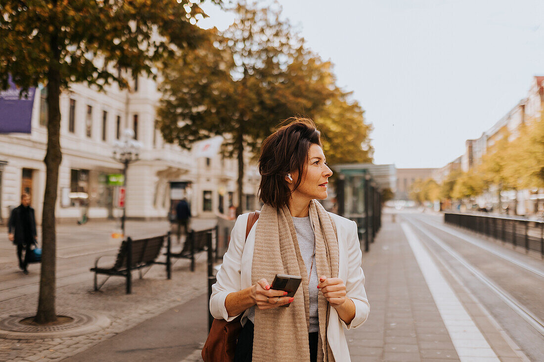 Lächelnde Frau schaut weg