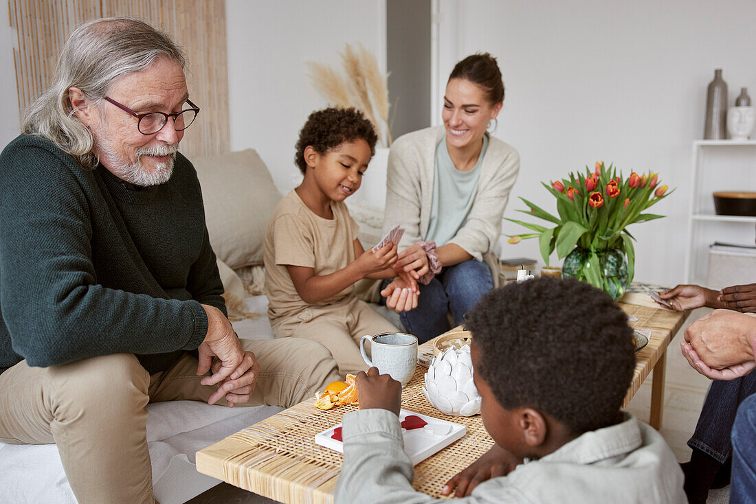 Familie entspannt sich und spielt Spiele zu Hause