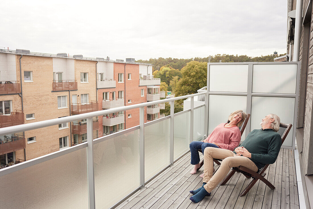 Älteres Paar entspannt auf dem Balkon