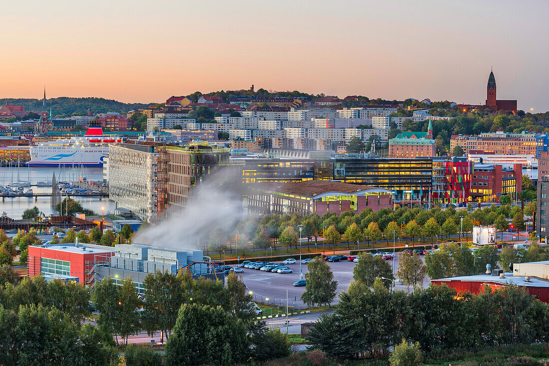 Stadtbild in der Abenddämmerung