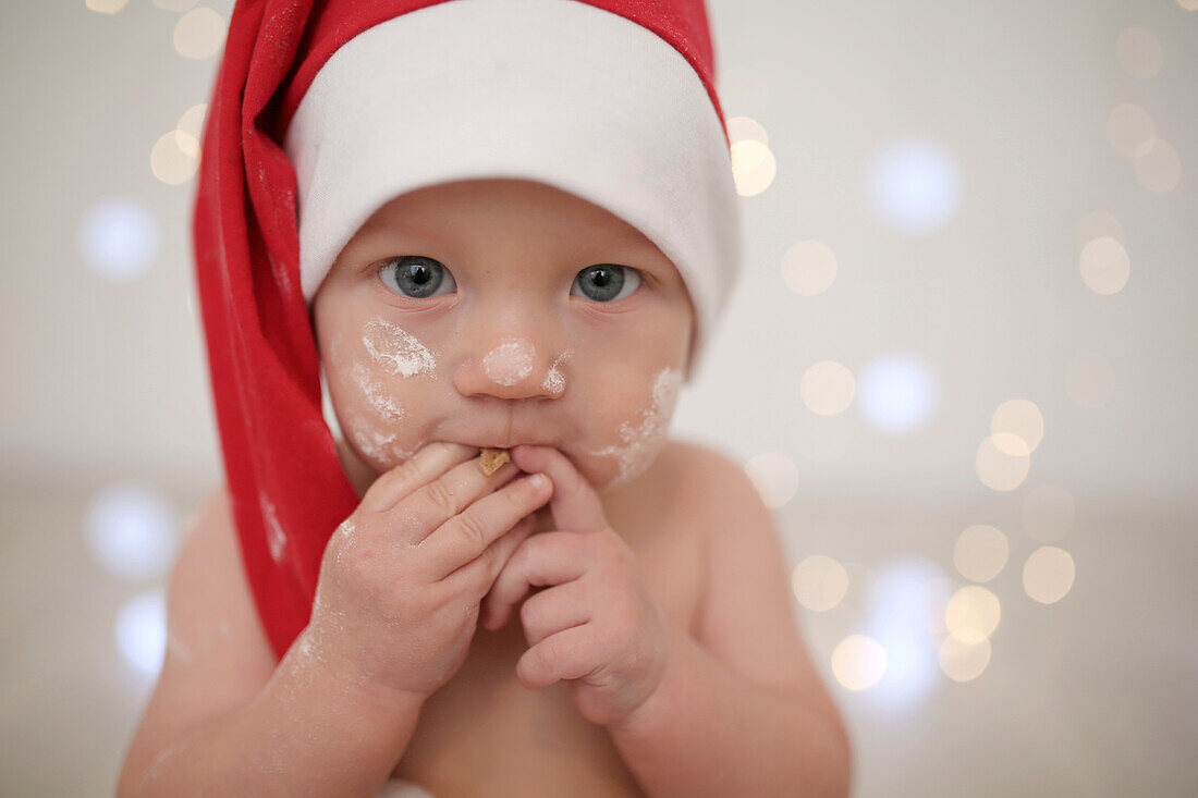 Porträt eines Babys mit Weihnachtsmannmütze