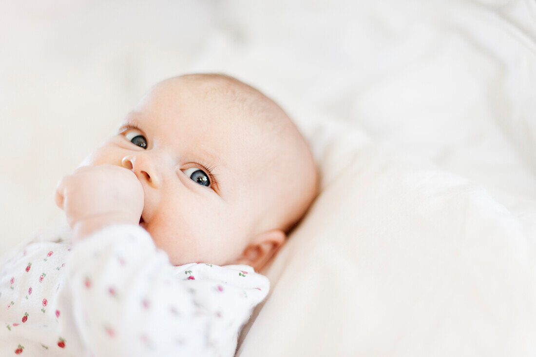 Babyjunge liegt im Bett