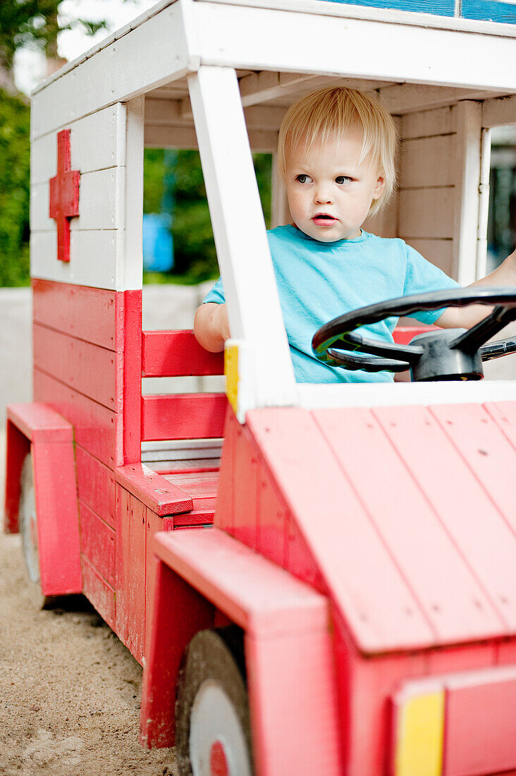 Kleine Jungen auf dem Spielplatz