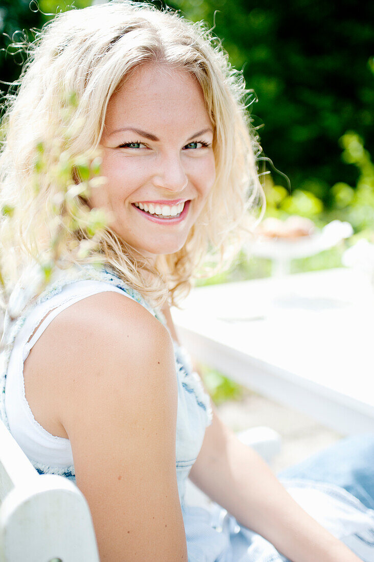 Porträt einer glücklichen blonden Frau