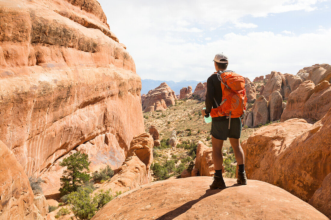 Wanderer mit Blick auf eine Felsenlandschaft