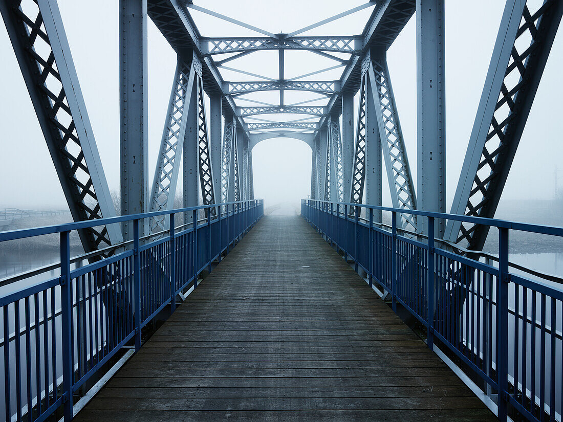 Fußgängerbrücke im Nebel