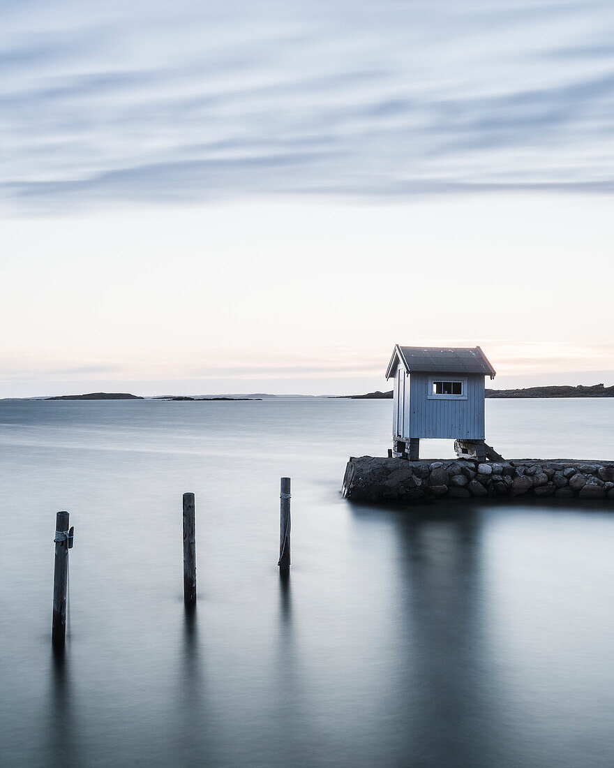 Holzgebäude am Meer