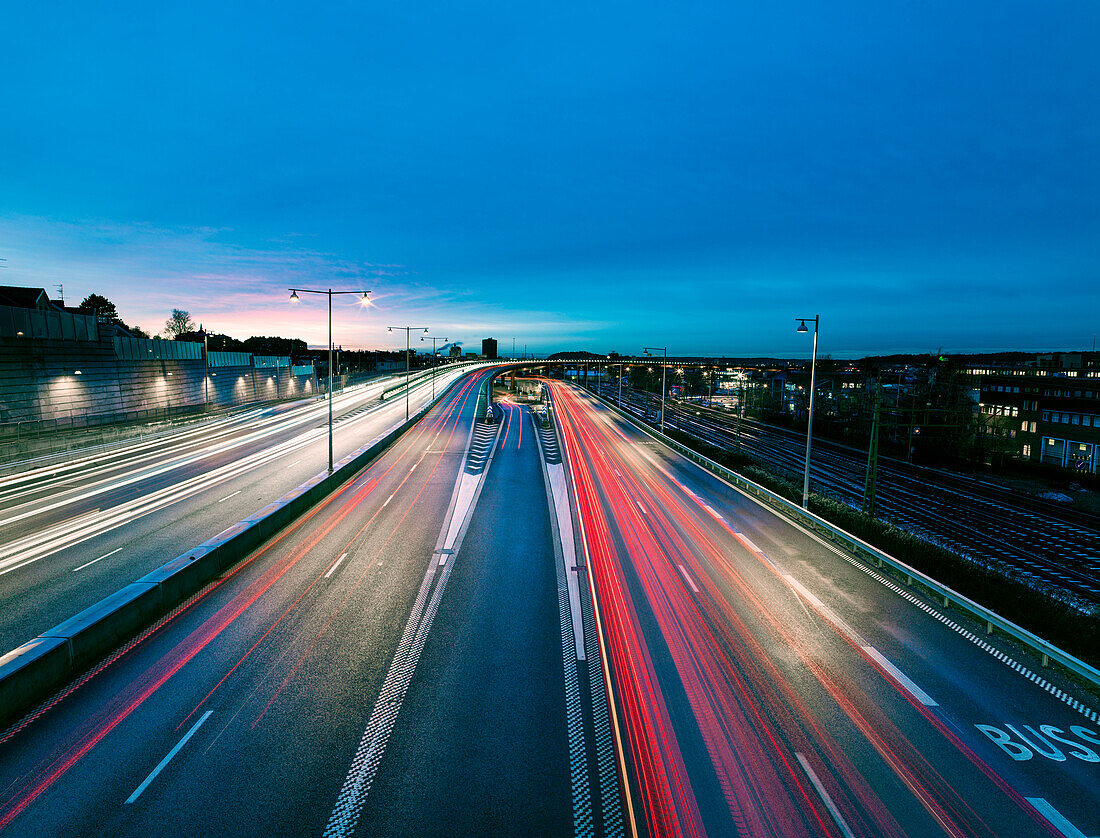 Straßenverkehr in der Abenddämmerung