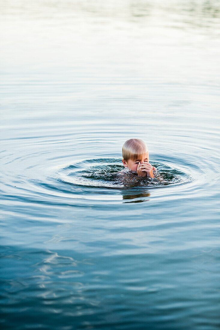 Junge schwimmt im Wasser