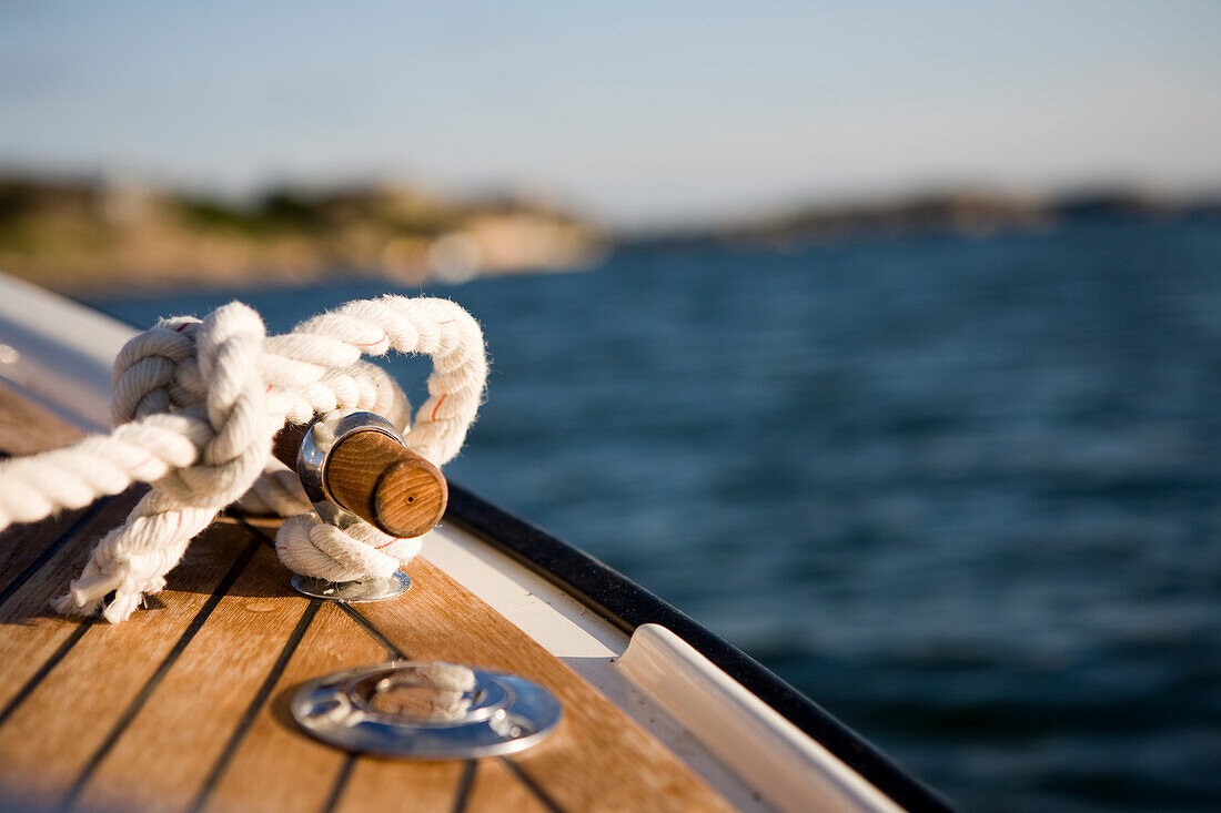 Seil auf einem Boot verknotet