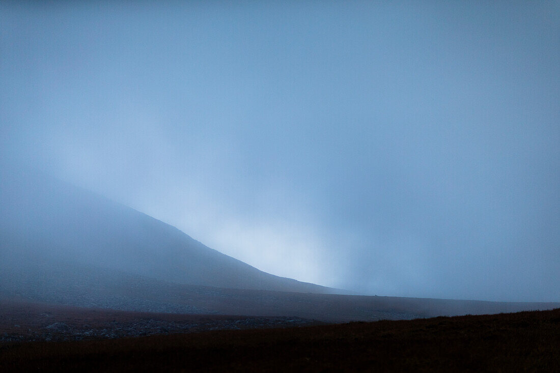 Im Nebel versteckter Berg