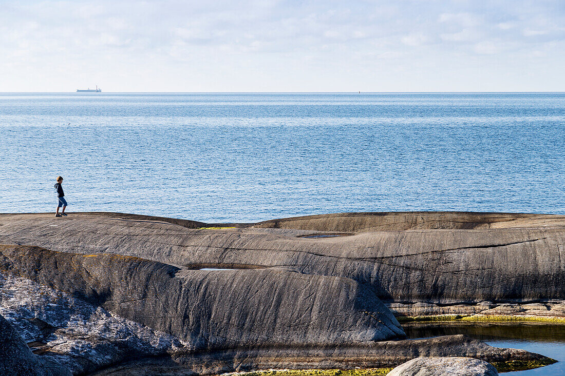 Person blickt auf das Meer