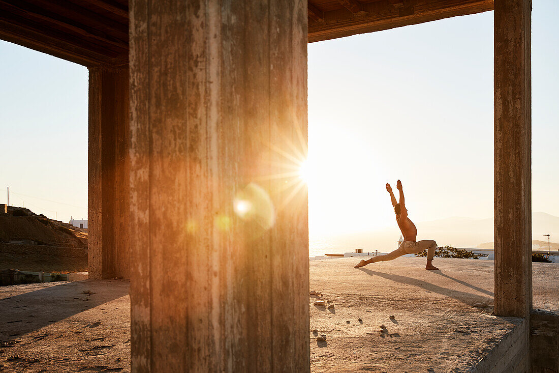 Mann macht Yoga