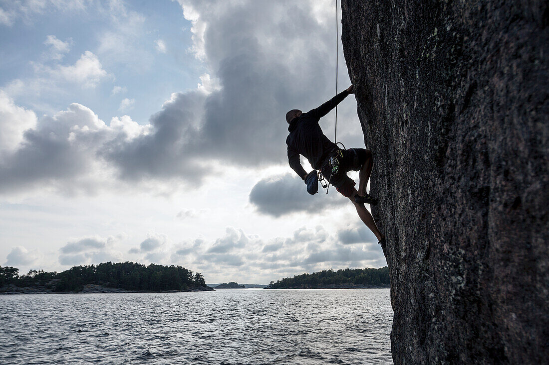 Mann klettert auf Felsen