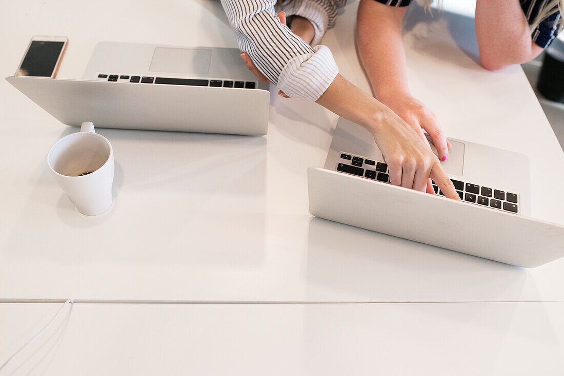 Frauen, die einen Laptop benutzen