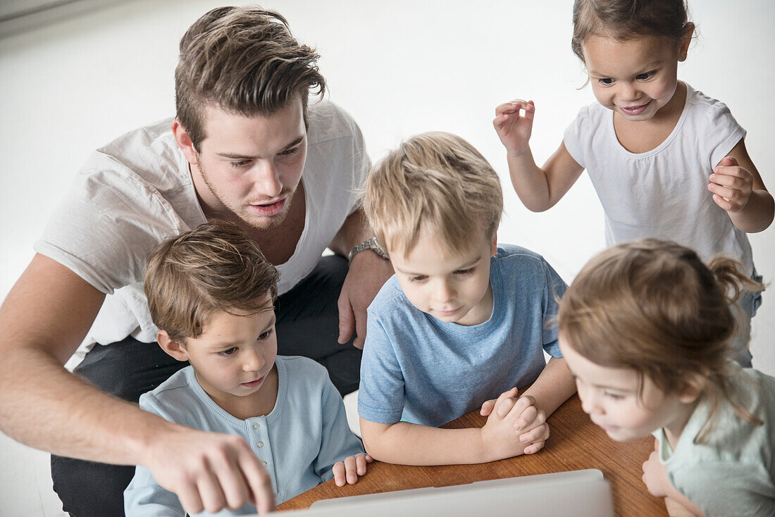 Männlicher Vorschüler benutzt Laptop in der Vorschule