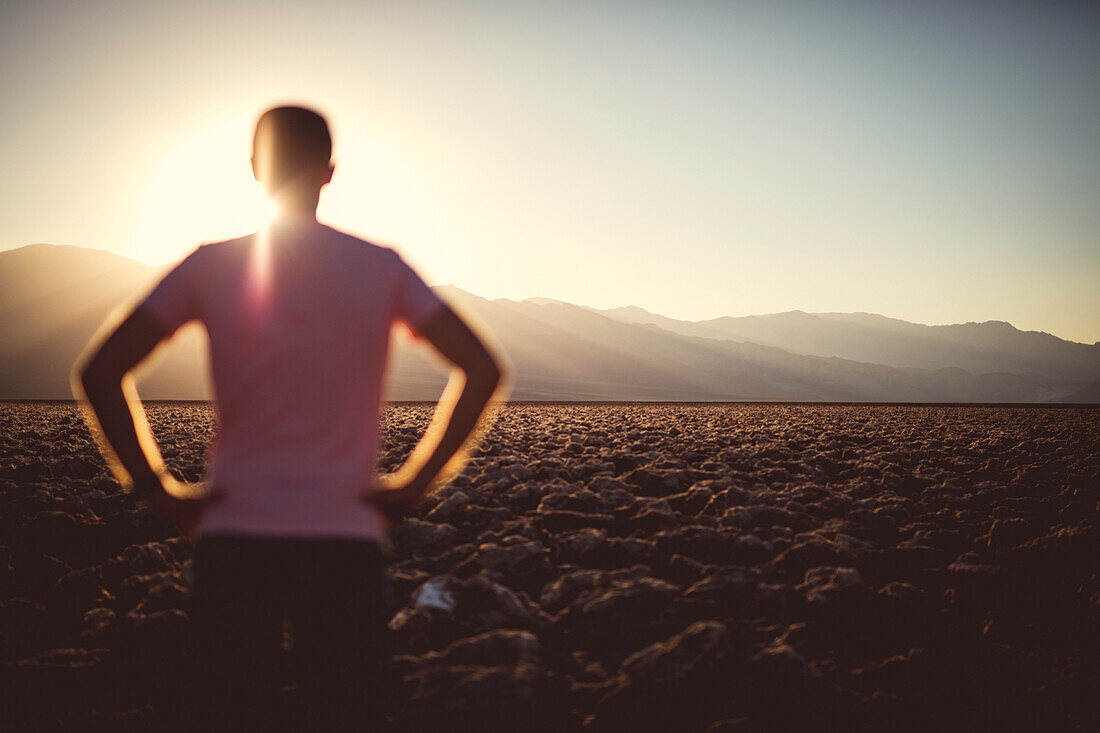 Mann schaut auf Sonnenaufgang über dem Death Valley
