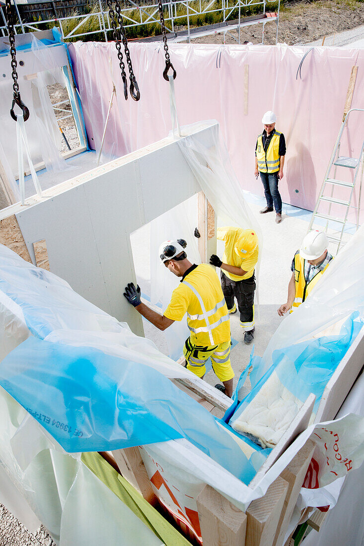 Männer arbeiten auf einer Baustelle