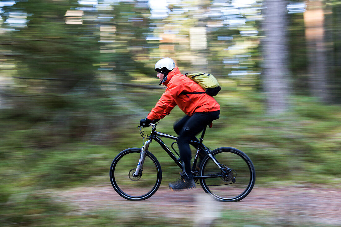 Mann auf Fahrrad im Wald