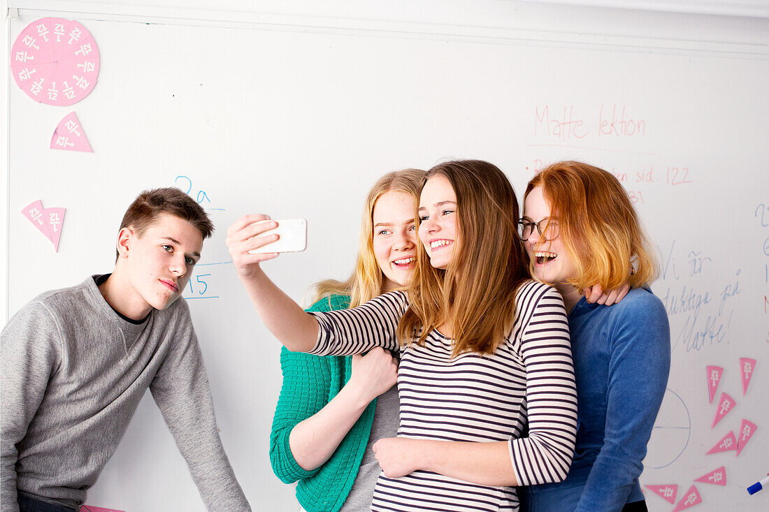 Teenager machen ein Selfie mit dem Handy