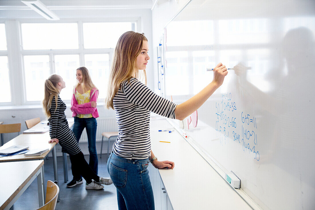 Teenage Girl schreibt auf Whiteboard