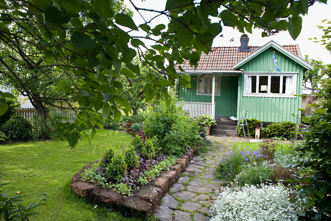 Garten vor einem Holzhaus